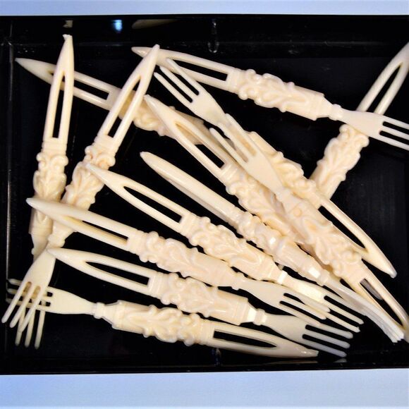 13 Pseudo Ivory Hors D'oeuvre Forks - Picture 2 of 6